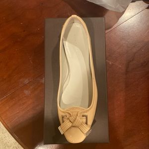 Ellie Tahari flats